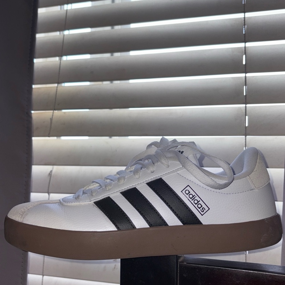 Adidas Womens White and Black Sneakers 
Women’s size 9.5